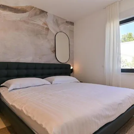 Villa Olive - Five Bedroom With Terrace And Swimming Pool