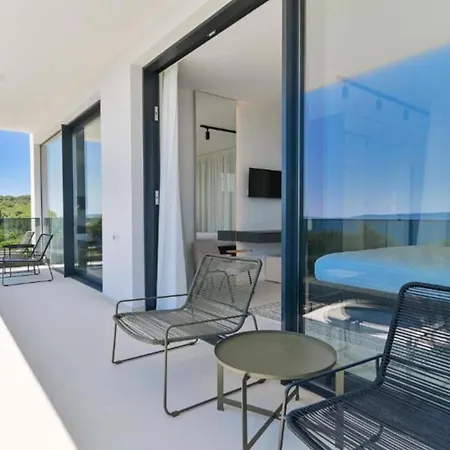 Olive - Five Bedroom With Terrace And Swimming Pool *