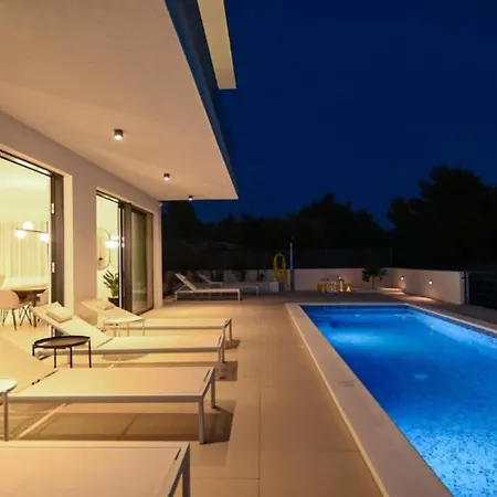 Olive - Five Bedroom With Terrace And Swimming Pool *