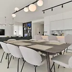 Olive - Five Bedroom With Terrace And Swimming Pool *