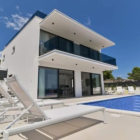 Olive - Five Bedroom With Terrace And Swimming Pool *