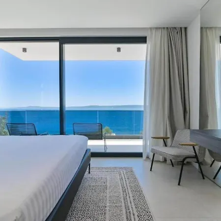 Olive - Five Bedroom With Terrace And Swimming Pool 트로기르