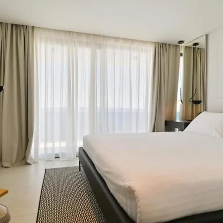 Olive - Five Bedroom With Terrace And Swimming Pool 빌라 트로기르