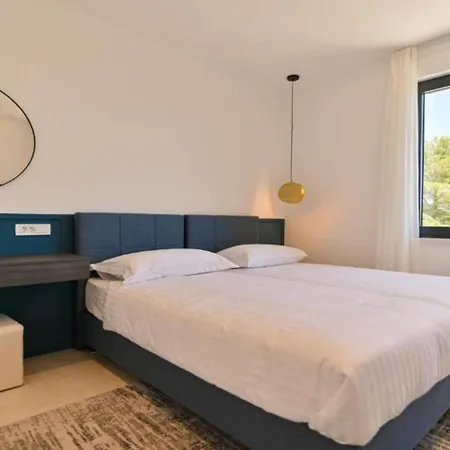 Olive - Five Bedroom With Terrace And Swimming Pool فيلة