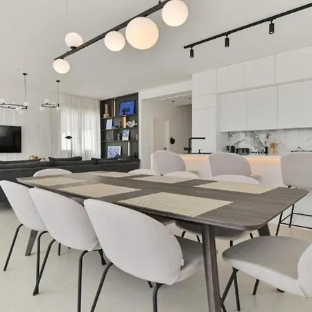 Olive - Five Bedroom With Terrace And Swimming Pool *