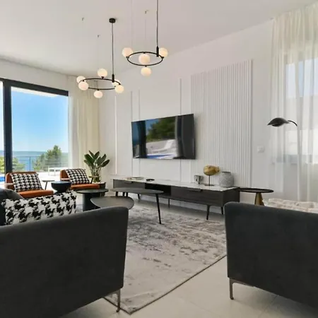 Olive - Five Bedroom With Terrace And Swimming Pool 트로기르