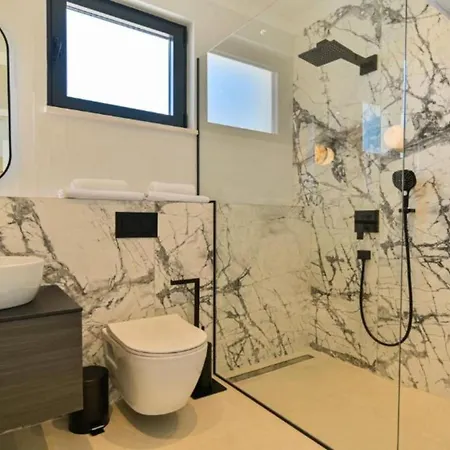 Olive - Five Bedroom With Terrace And Swimming Pool *