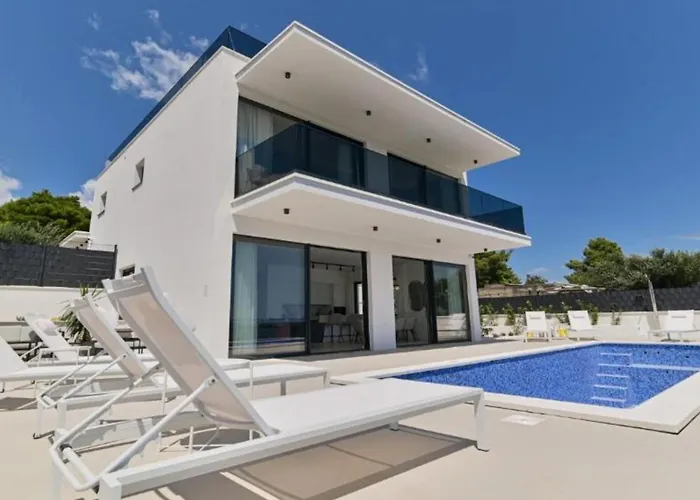 Olive - Five Bedroom With Terrace And Swimming Pool *