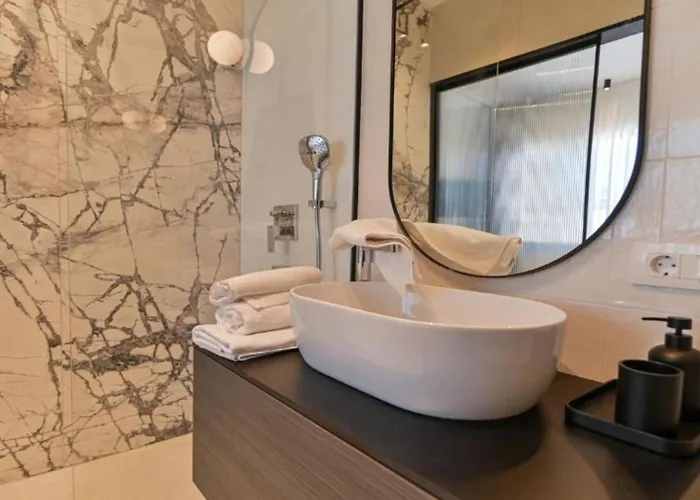 Olive - Five Bedroom With Terrace And Swimming Pool 特罗吉尔