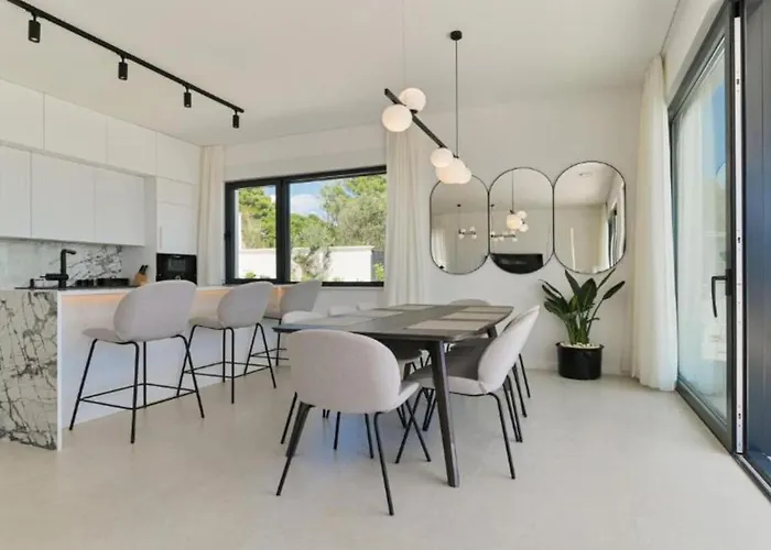 Olive - Five Bedroom With Terrace And Swimming Pool * 特罗吉尔