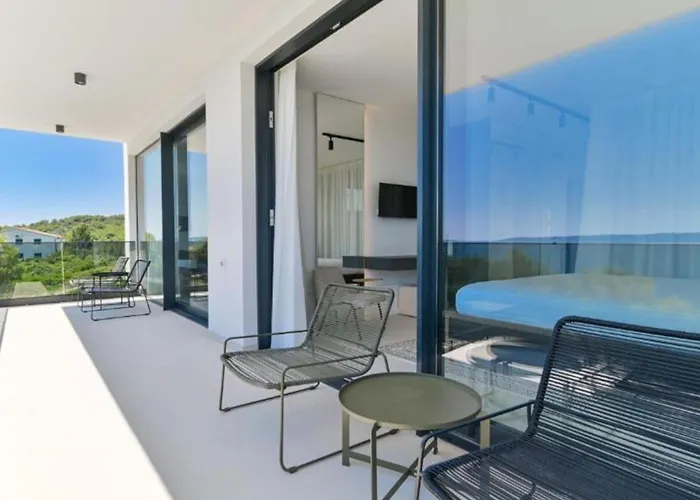 Olive - Five Bedroom With Terrace And Swimming Pool *