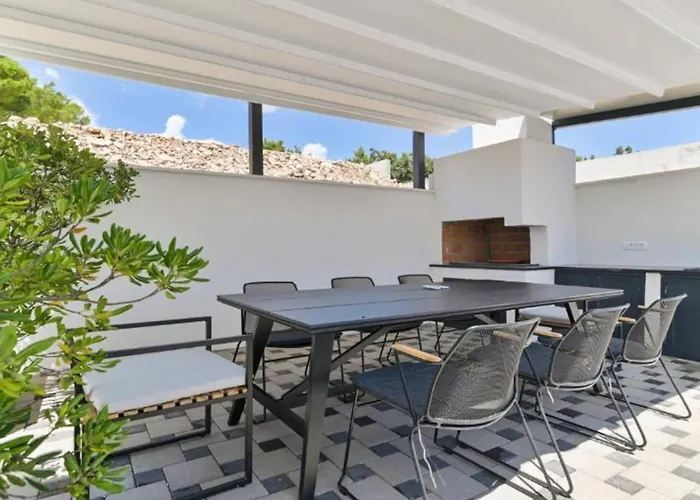 Olive - Five Bedroom With Terrace And Swimming Pool * 特罗吉尔