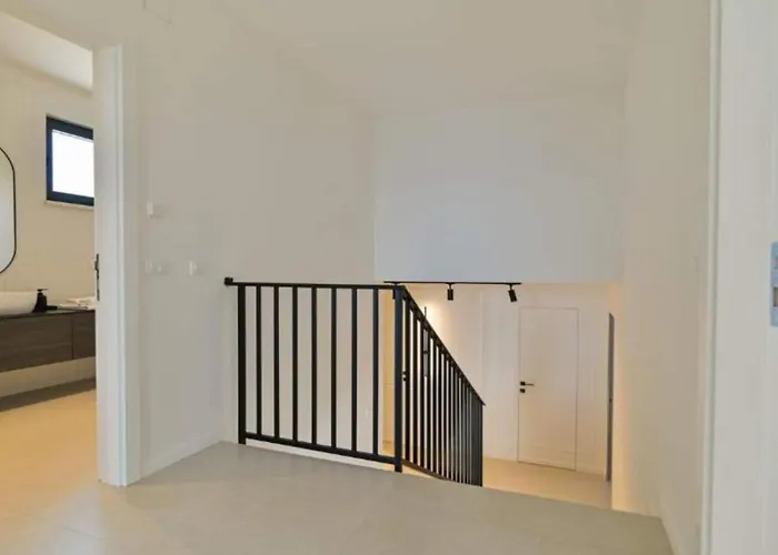 Olive - Five Bedroom With Terrace And Swimming Pool