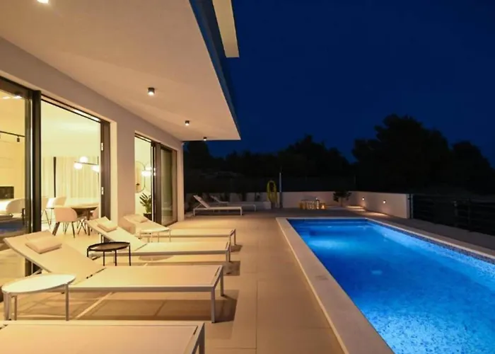 Olive - Five Bedroom With Terrace And Swimming Pool *