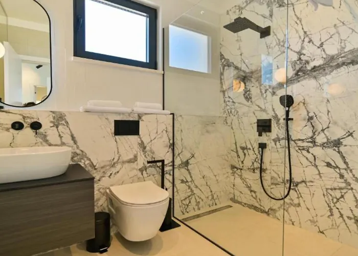 Olive - Five Bedroom With Terrace And Swimming Pool *