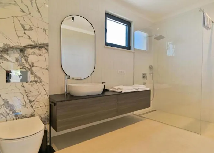 Olive - Five Bedroom With Terrace And Swimming Pool 别墅 *